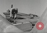 Standbild Masse crewmwn Wartung P-51s der 332 Fighter Group Termoli Italien, 1944, aus Sekunde 60 historischem Filmmaterial Videoclip 65675062602