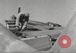Standbild Masse crewmwn Wartung P-51s der 332 Fighter Group Termoli Italien, 1944, aus Sekunde 61 historischem Filmmaterial Videoclip 65675062602