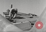 Standbild Masse crewmwn Wartung P-51s der 332 Fighter Group Termoli Italien, 1944, aus Sekunde 62 historischem Filmmaterial Videoclip 65675062602