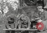 Standbild britischen Offiziere Orsogna Italien, 1943, aus Sekunde 3 historischem Filmmaterial Videoclip 65675062603