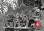 Standbild britischen Offiziere Orsogna Italien, 1943, aus Sekunde 17 historischem Filmmaterial Videoclip 65675062603