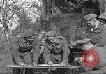 Standbild britischen Offiziere Orsogna Italien, 1943, aus Sekunde 26 historischem Filmmaterial Videoclip 65675062603