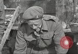 Standbild britischen Offiziere Orsogna Italien, 1943, aus Sekunde 30 historischem Filmmaterial Videoclip 65675062603