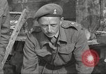 Standbild britischen Offiziere Orsogna Italien, 1943, aus Sekunde 32 historischem Filmmaterial Videoclip 65675062603