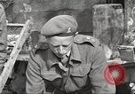 Standbild britischen Offiziere Orsogna Italien, 1943, aus Sekunde 35 historischem Filmmaterial Videoclip 65675062603