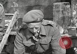 Standbild britischen Offiziere Orsogna Italien, 1943, aus Sekunde 36 historischem Filmmaterial Videoclip 65675062603