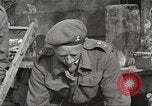 Standbild britischen Offiziere Orsogna Italien, 1943, aus Sekunde 37 historischem Filmmaterial Videoclip 65675062603