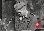 Standbild britischen Offiziere Orsogna Italien, 1943, aus Sekunde 55 historischem Filmmaterial Videoclip 65675062603