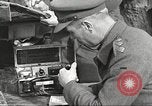 Standbild britischen Offiziere Orsogna Italien, 1943, aus Sekunde 56 historischem Filmmaterial Videoclip 65675062603