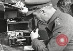 Standbild britischen Offiziere Orsogna Italien, 1943, aus Sekunde 59 historischem Filmmaterial Videoclip 65675062603