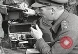 Standbild britischen Offiziere Orsogna Italien, 1943, aus Sekunde 61 historischem Filmmaterial Videoclip 65675062603