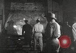 Standbild 332 Fighter Group Piloten wird informiert vor Mission Termoli Italien, 1944, aus Sekunde 5 historischem Filmmaterial Videoclip 65675062608