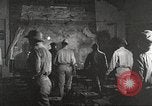 Standbild 332 Fighter Group Piloten wird informiert vor Mission Termoli Italien, 1944, aus Sekunde 6 historischem Filmmaterial Videoclip 65675062608