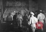 Standbild 332 Fighter Group Piloten wird informiert vor Mission Termoli Italien, 1944, aus Sekunde 7 historischem Filmmaterial Videoclip 65675062608