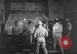 Standbild 332 Fighter Group Piloten wird informiert vor Mission Termoli Italien, 1944, aus Sekunde 8 historischem Filmmaterial Videoclip 65675062608