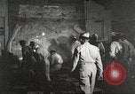 Standbild 332 Fighter Group Piloten wird informiert vor Mission Termoli Italien, 1944, aus Sekunde 11 historischem Filmmaterial Videoclip 65675062608