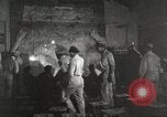 Standbild 332 Fighter Group Piloten wird informiert vor Mission Termoli Italien, 1944, aus Sekunde 15 historischem Filmmaterial Videoclip 65675062608