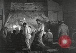 Standbild 332 Fighter Group Piloten wird informiert vor Mission Termoli Italien, 1944, aus Sekunde 16 historischem Filmmaterial Videoclip 65675062608