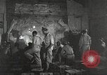 Standbild 332 Fighter Group Piloten wird informiert vor Mission Termoli Italien, 1944, aus Sekunde 17 historischem Filmmaterial Videoclip 65675062608