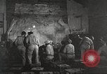 Standbild 332 Fighter Group Piloten wird informiert vor Mission Termoli Italien, 1944, aus Sekunde 19 historischem Filmmaterial Videoclip 65675062608