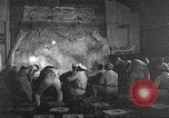 Standbild 332 Fighter Group Piloten wird informiert vor Mission Termoli Italien, 1944, aus Sekunde 20 historischem Filmmaterial Videoclip 65675062608