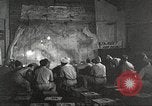 Standbild 332 Fighter Group Piloten wird informiert vor Mission Termoli Italien, 1944, aus Sekunde 21 historischem Filmmaterial Videoclip 65675062608