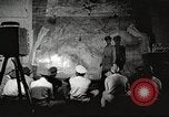 Standbild 332 Fighter Group Piloten wird informiert vor Mission Termoli Italien, 1944, aus Sekunde 22 historischem Filmmaterial Videoclip 65675062608