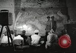 Standbild 332 Fighter Group Piloten wird informiert vor Mission Termoli Italien, 1944, aus Sekunde 23 historischem Filmmaterial Videoclip 65675062608