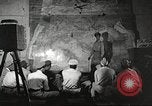 Standbild 332 Fighter Group Piloten wird informiert vor Mission Termoli Italien, 1944, aus Sekunde 24 historischem Filmmaterial Videoclip 65675062608