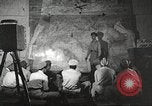Standbild 332 Fighter Group Piloten wird informiert vor Mission Termoli Italien, 1944, aus Sekunde 25 historischem Filmmaterial Videoclip 65675062608