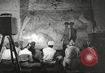 Standbild 332 Fighter Group Piloten wird informiert vor Mission Termoli Italien, 1944, aus Sekunde 26 historischem Filmmaterial Videoclip 65675062608