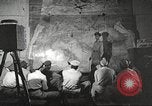 Standbild 332 Fighter Group Piloten wird informiert vor Mission Termoli Italien, 1944, aus Sekunde 28 historischem Filmmaterial Videoclip 65675062608
