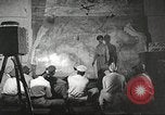 Standbild 332 Fighter Group Piloten wird informiert vor Mission Termoli Italien, 1944, aus Sekunde 30 historischem Filmmaterial Videoclip 65675062608