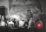 Standbild 332 Fighter Group Piloten wird informiert vor Mission Termoli Italien, 1944, aus Sekunde 31 historischem Filmmaterial Videoclip 65675062608