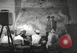 Standbild 332 Fighter Group Piloten wird informiert vor Mission Termoli Italien, 1944, aus Sekunde 32 historischem Filmmaterial Videoclip 65675062608