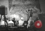 Standbild 332 Fighter Group Piloten wird informiert vor Mission Termoli Italien, 1944, aus Sekunde 34 historischem Filmmaterial Videoclip 65675062608
