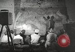 Standbild 332 Fighter Group Piloten wird informiert vor Mission Termoli Italien, 1944, aus Sekunde 38 historischem Filmmaterial Videoclip 65675062608