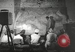 Standbild 332 Fighter Group Piloten wird informiert vor Mission Termoli Italien, 1944, aus Sekunde 40 historischem Filmmaterial Videoclip 65675062608