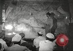 Standbild 332 Fighter Group Piloten wird informiert vor Mission Termoli Italien, 1944, aus Sekunde 43 historischem Filmmaterial Videoclip 65675062608