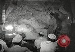 Standbild 332 Fighter Group Piloten wird informiert vor Mission Termoli Italien, 1944, aus Sekunde 45 historischem Filmmaterial Videoclip 65675062608
