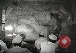 Standbild 332 Fighter Group Piloten wird informiert vor Mission Termoli Italien, 1944, aus Sekunde 46 historischem Filmmaterial Videoclip 65675062608