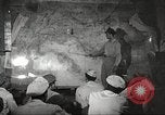Standbild 332 Fighter Group Piloten wird informiert vor Mission Termoli Italien, 1944, aus Sekunde 47 historischem Filmmaterial Videoclip 65675062608