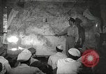 Standbild 332 Fighter Group Piloten wird informiert vor Mission Termoli Italien, 1944, aus Sekunde 48 historischem Filmmaterial Videoclip 65675062608