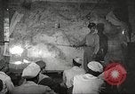 Standbild 332 Fighter Group Piloten wird informiert vor Mission Termoli Italien, 1944, aus Sekunde 50 historischem Filmmaterial Videoclip 65675062608