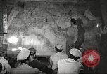 Standbild 332 Fighter Group Piloten wird informiert vor Mission Termoli Italien, 1944, aus Sekunde 53 historischem Filmmaterial Videoclip 65675062608