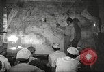 Standbild 332 Fighter Group Piloten wird informiert vor Mission Termoli Italien, 1944, aus Sekunde 54 historischem Filmmaterial Videoclip 65675062608
