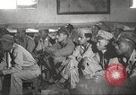 Standbild 332 Fighter Group Piloten wird informiert vor Mission Termoli Italien, 1944, aus Sekunde 55 historischem Filmmaterial Videoclip 65675062608