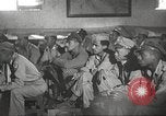Standbild 332 Fighter Group Piloten wird informiert vor Mission Termoli Italien, 1944, aus Sekunde 56 historischem Filmmaterial Videoclip 65675062608