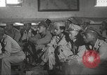 Standbild 332 Fighter Group Piloten wird informiert vor Mission Termoli Italien, 1944, aus Sekunde 57 historischem Filmmaterial Videoclip 65675062608