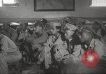 Standbild 332 Fighter Group Piloten wird informiert vor Mission Termoli Italien, 1944, aus Sekunde 58 historischem Filmmaterial Videoclip 65675062608